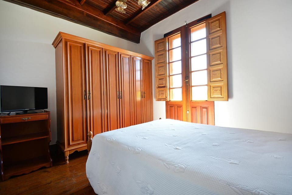 Bed, TV and multimedia, Photo of the whole room, Bedroom, wardrobe