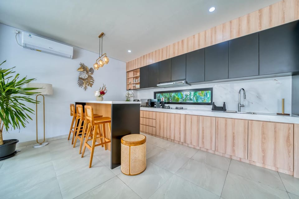 Kitchen or kitchenette, minibar, stove