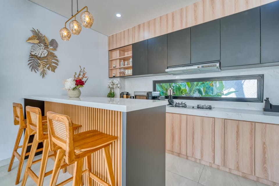 Kitchen or kitchenette, minibar, stove