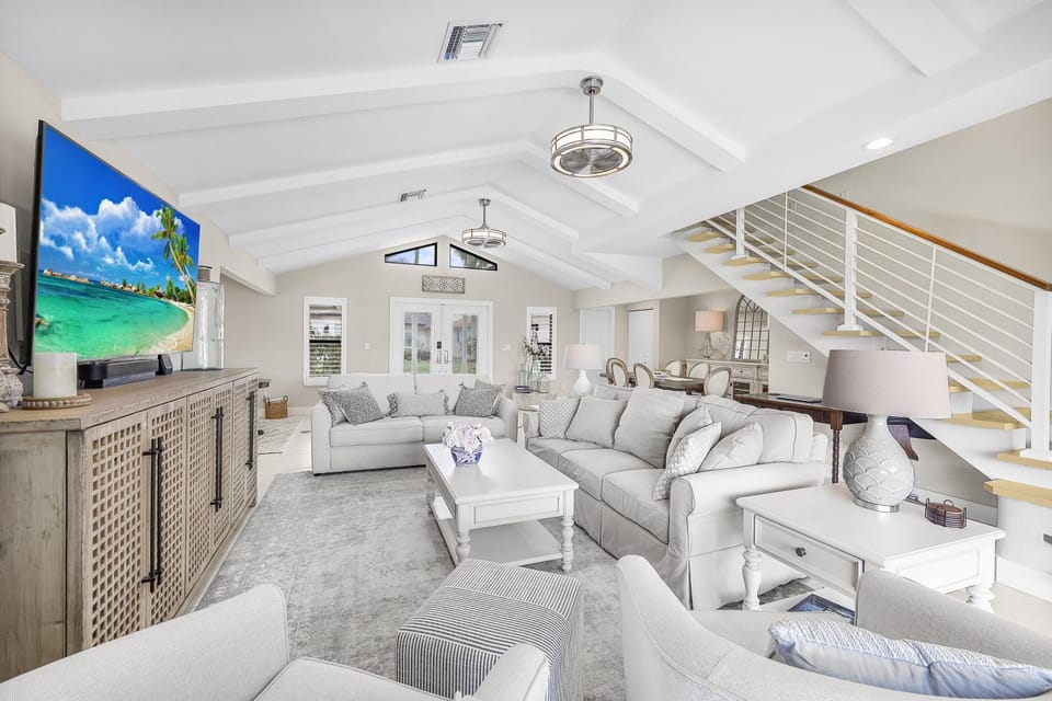 S exposure waterfront home near beach/food/fun House in Marco Island