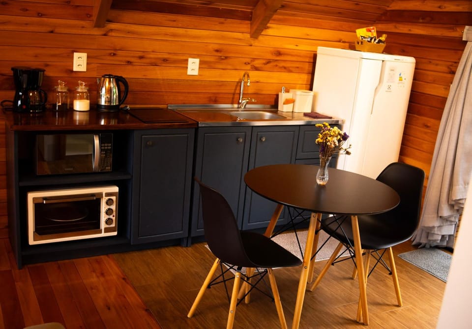 Coffee/tea facilities, Kitchen or kitchenette, Dining area, minibar, oven, stove