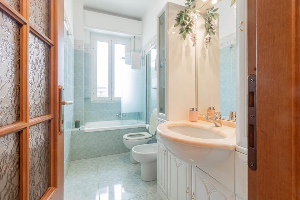 Shower, Toilet, Bathroom, Bath, bidet, towels