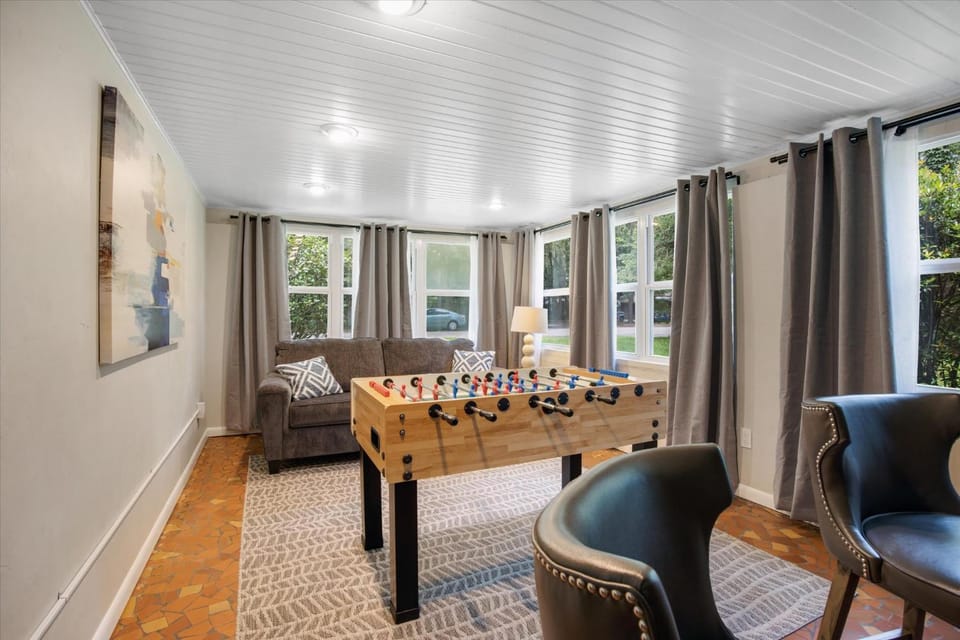 The Canopy on 10th - Game Room , Pets , Pergola House in Gainesville