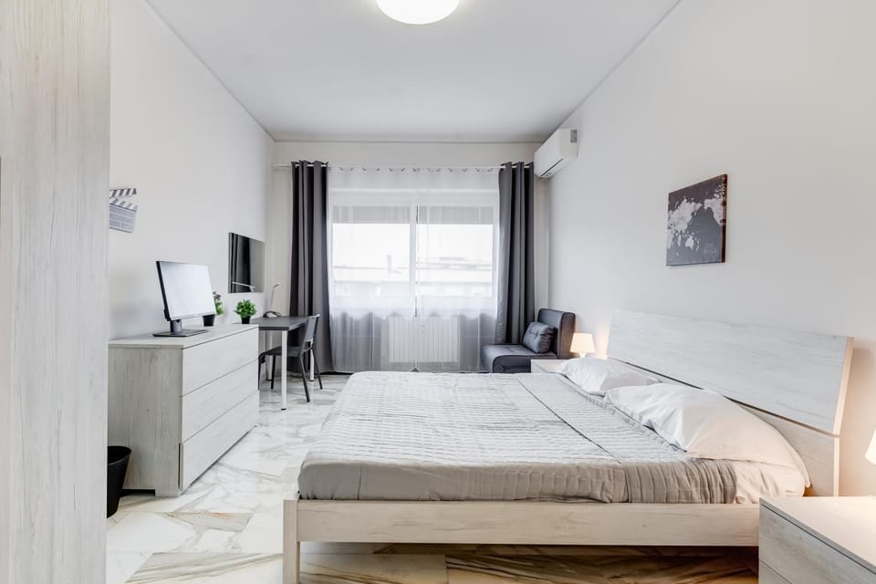 Bed, TV and multimedia, Bedroom