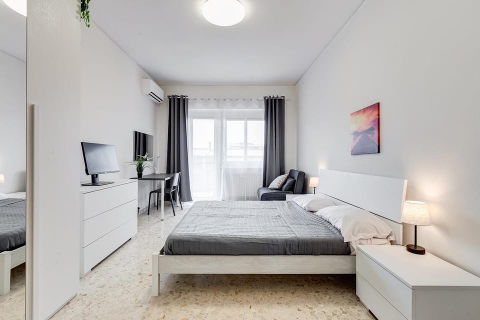Bed, TV and multimedia, Photo of the whole room, Bedroom