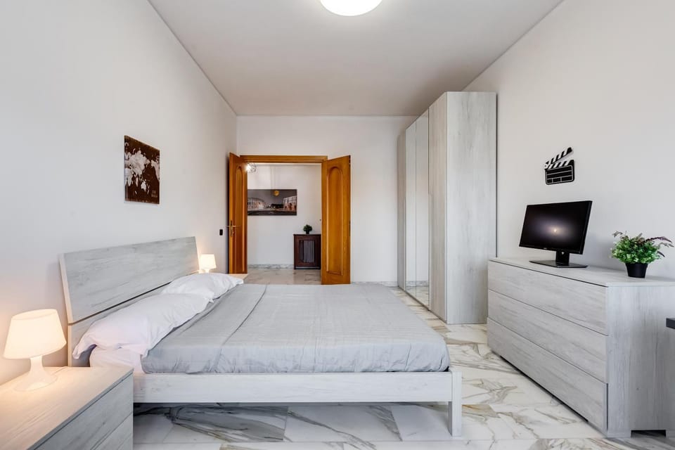 Bed, TV and multimedia, Photo of the whole room, Bedroom
