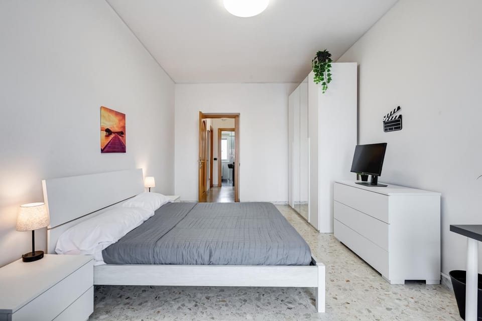 Bed, TV and multimedia, Bedroom