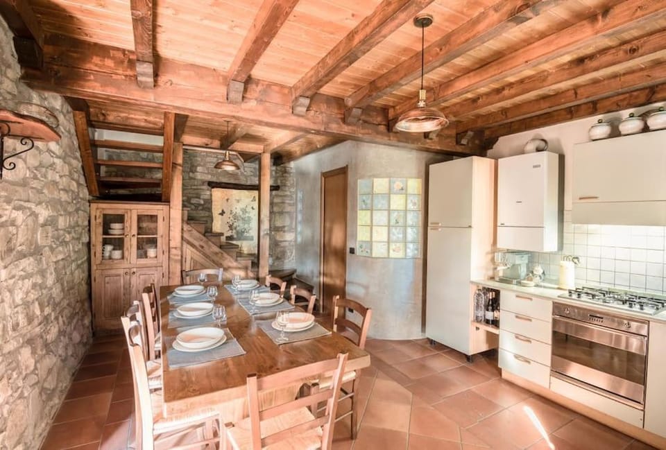Kitchen or kitchenette, Dining area, stove