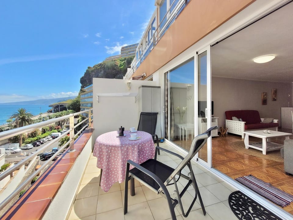 View (from property/room), Balcony/Terrace, Dining area, Sea view