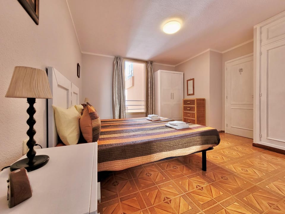 Bed, Bedroom, towels, wardrobe