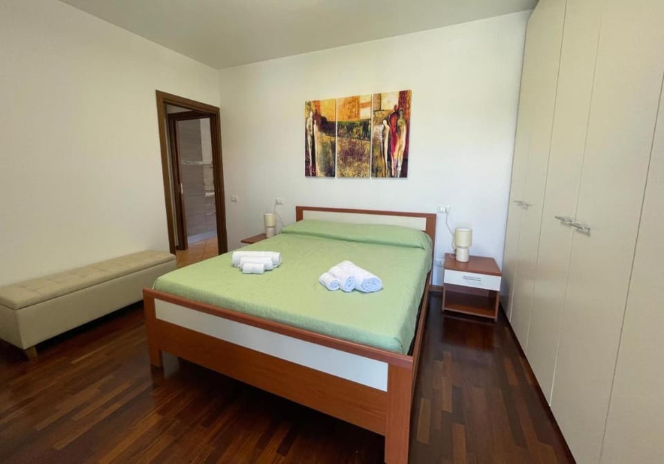Bed, Bedroom, towels, wardrobe