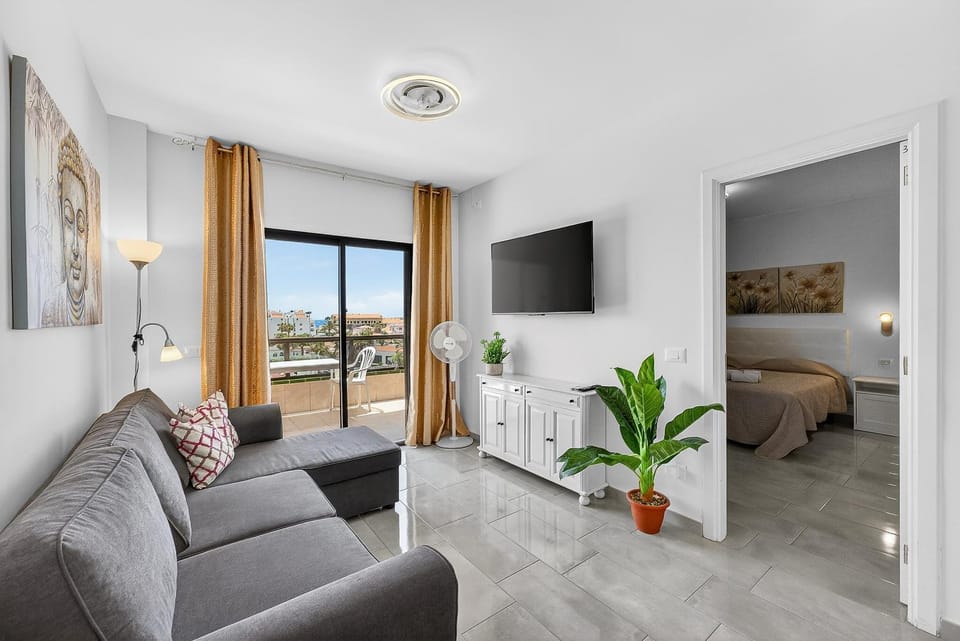TV and multimedia, Living room, Seating area, Evening entertainment