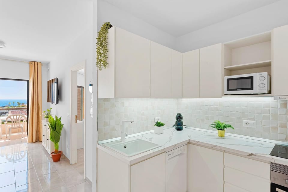 Coffee/tea facilities, Kitchen or kitchenette, dishwasher, microwave, oven, stove, kitchen