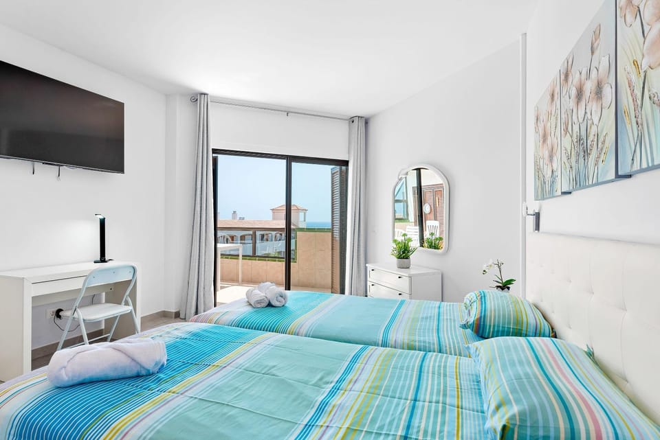 Bed, TV and multimedia, Photo of the whole room, Evening entertainment, Bedroom, Sea view
