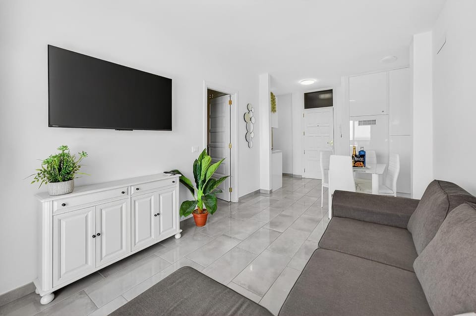 TV and multimedia, Living room, Seating area, Evening entertainment