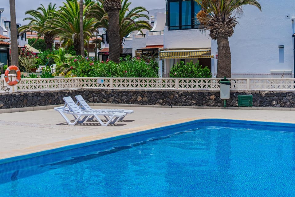 Property building, Day, Pool view, Swimming pool, sunbed