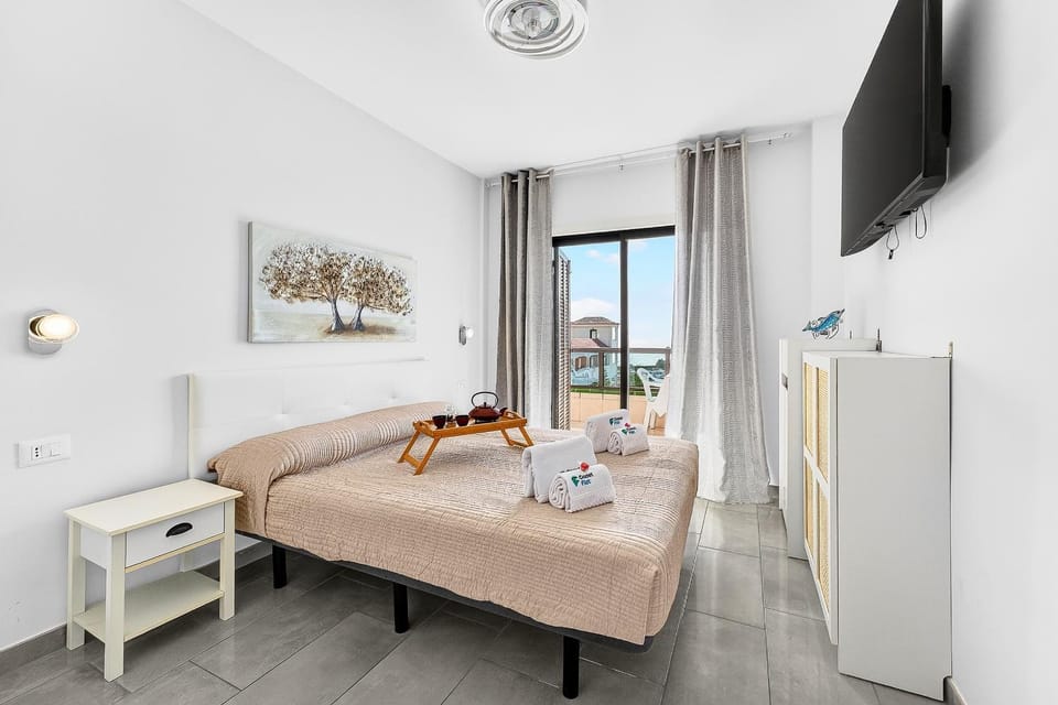 Bed, TV and multimedia, Photo of the whole room, Bedroom, towels