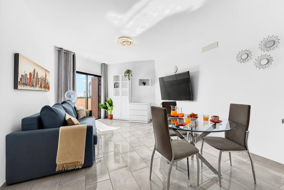 TV and multimedia, Living room, Seating area, Dining area, Evening entertainment