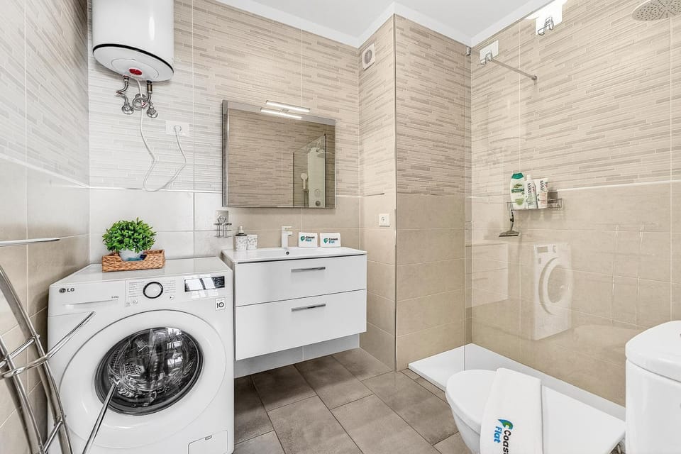 Shower, Toilet, Bathroom, towels, washing machine