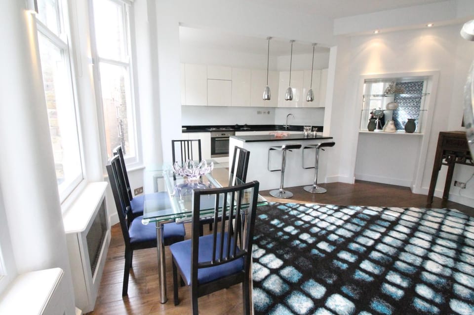 Contemporary 3 double bedroom 2 bathroom Haven in the heart of Chelsea Exquisite London Apartment with a Designer's Touch Apartment in City of Westminster