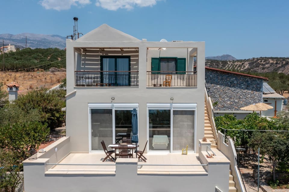 Property building, Patio, Balcony/Terrace
