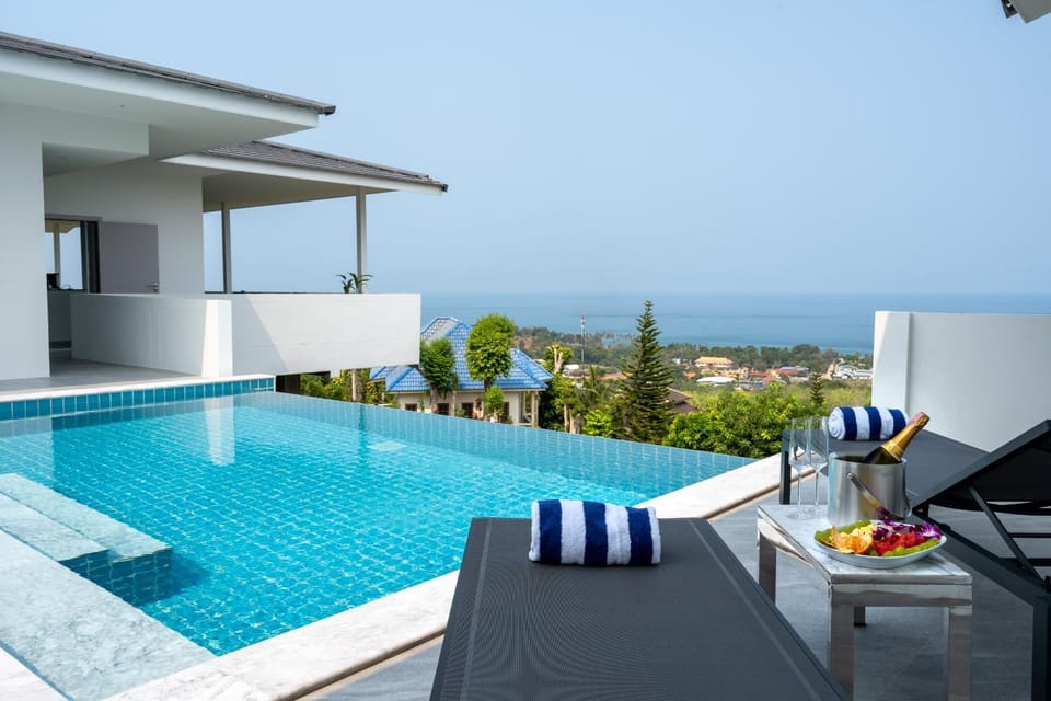 Balcony/Terrace, Pool view, Sea view, Swimming pool, sunbed
