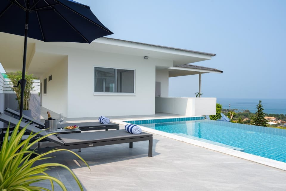 Balcony/Terrace, Pool view, Sea view, Swimming pool, sunbed