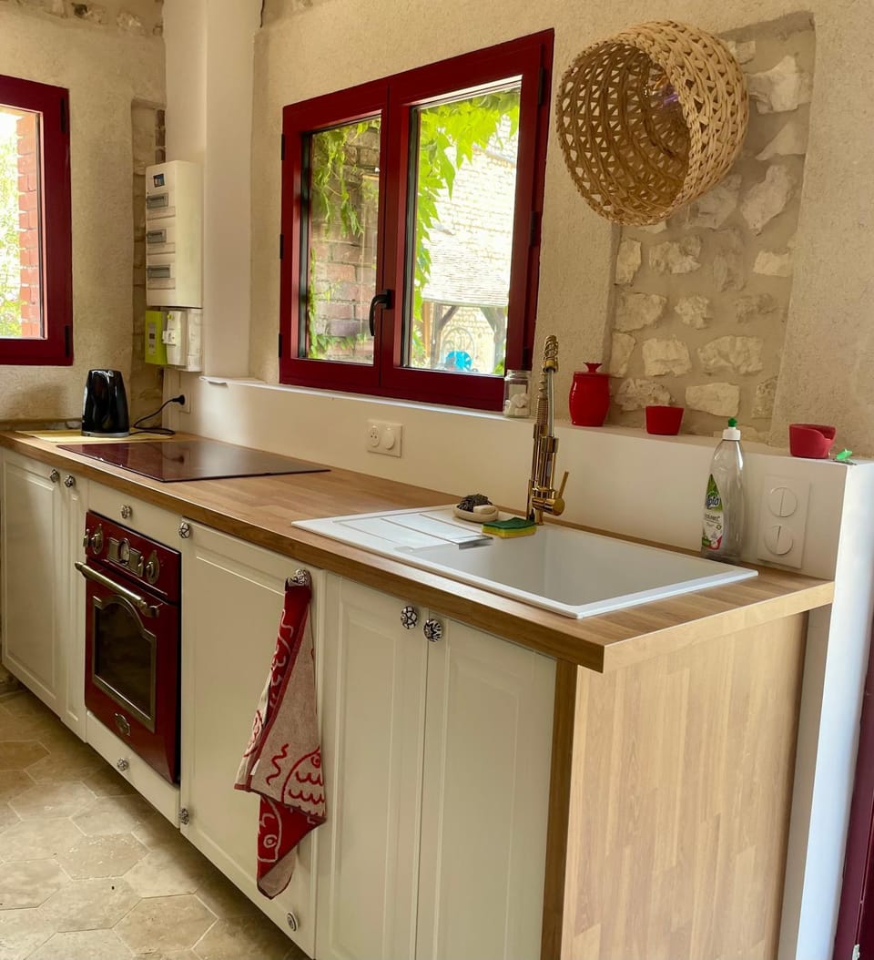 Kitchen or kitchenette, dishwasher, stove