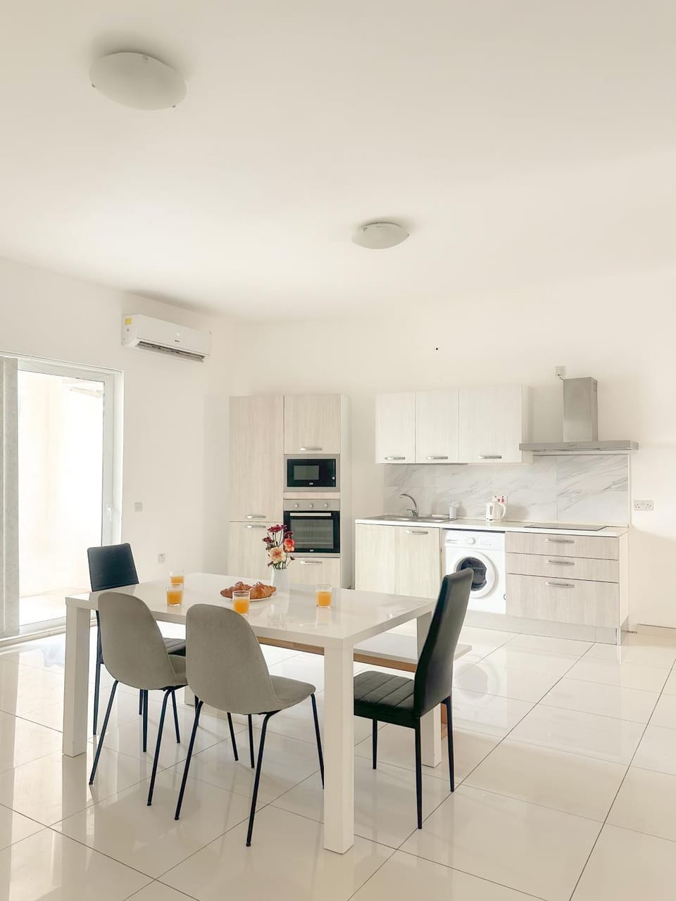 Kitchen or kitchenette, Dining area