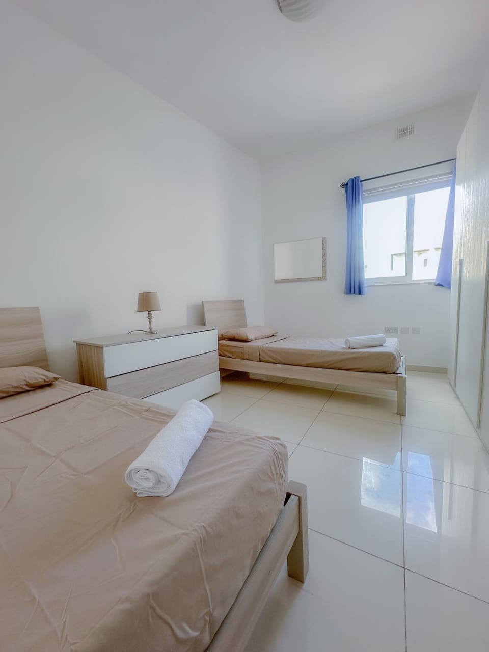 Photo of the whole room, Bedroom