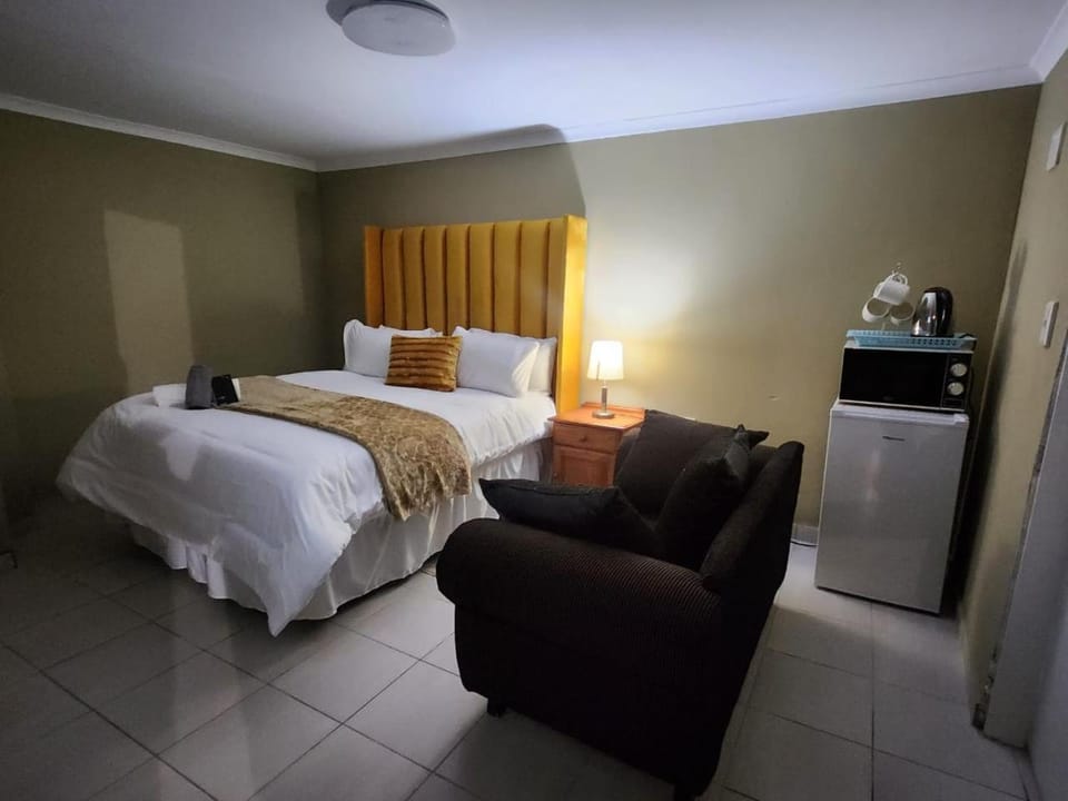 Bed, Kitchen or kitchenette, Living room, Photo of the whole room, Seating area, Bedroom, minibar