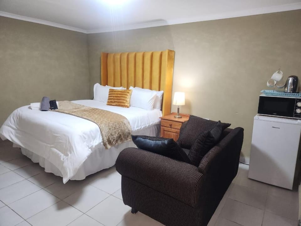 Bed, TV and multimedia, Coffee/tea facilities, Kitchen or kitchenette, Living room, Photo of the whole room, Seating area, Bedroom, minibar, oven