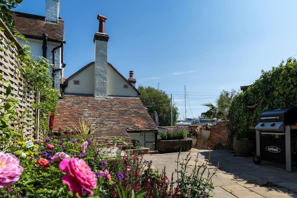 Quaint 18th Century Cottage in Lymington House in Lymington
