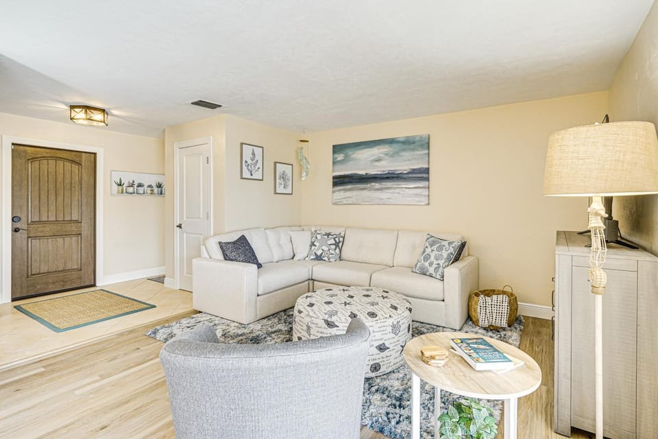 5 Mi to Beach: Cape Coral Oasis w/ Lanai House in Cape Coral
