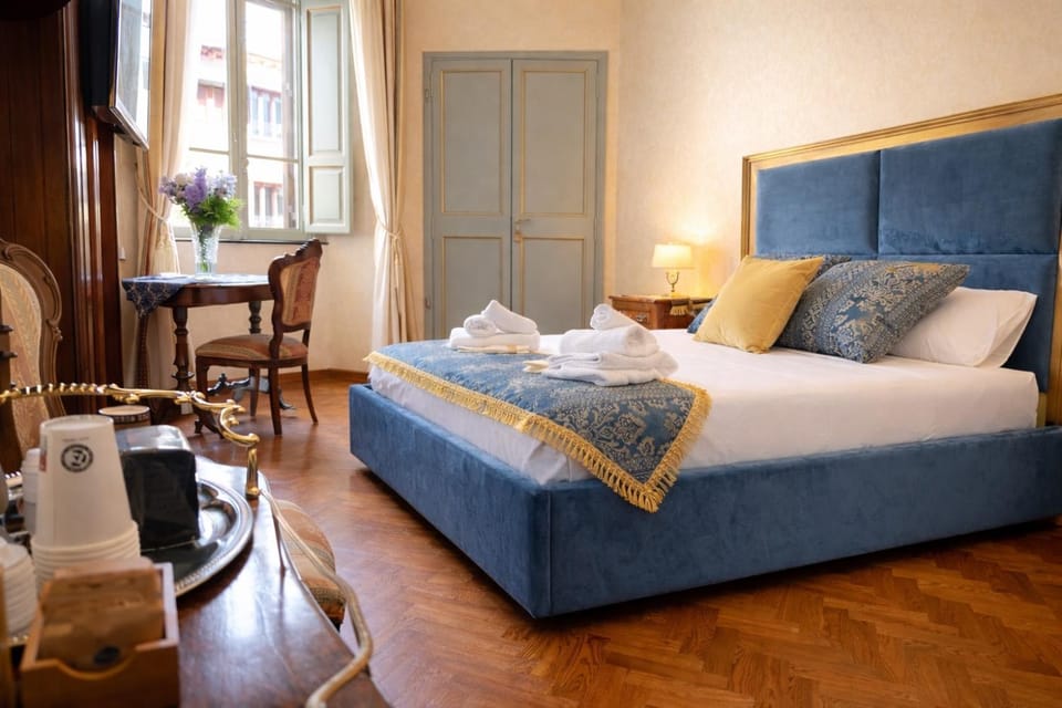 Bed, TV and multimedia, Photo of the whole room, Seating area, Bedroom, towels, wardrobe, air conditioner, air conditioner