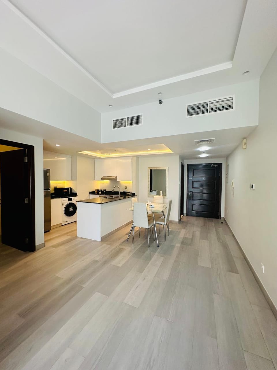 Kitchen or kitchenette, Dining area