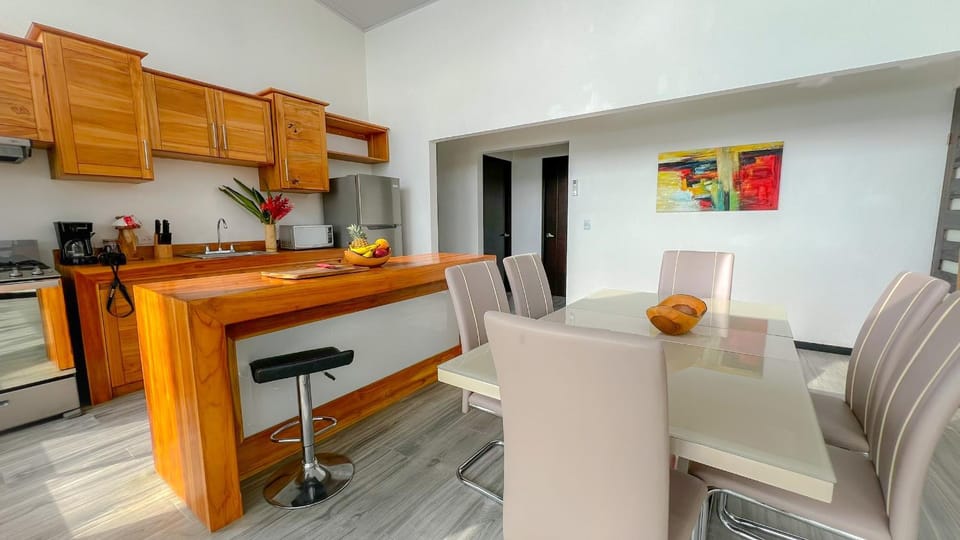 Kitchen or kitchenette, Dining area, oven