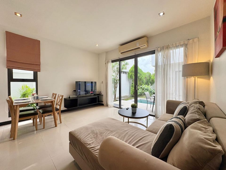 Communal lounge/ TV room, TV and multimedia, Living room, Dining area, air conditioner