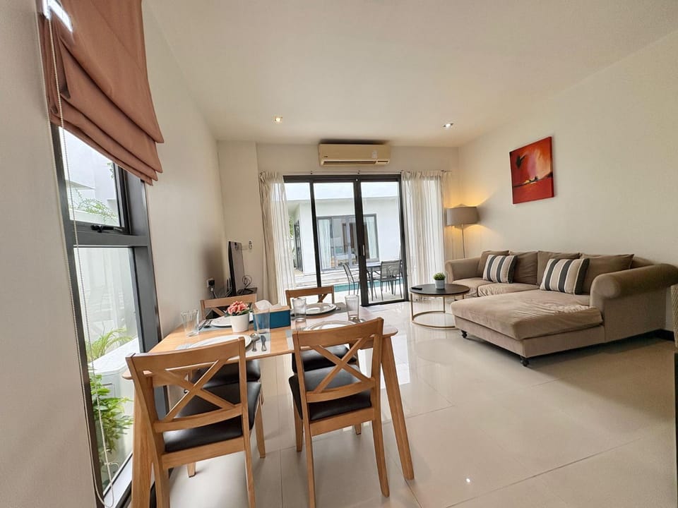Living room, Dining area