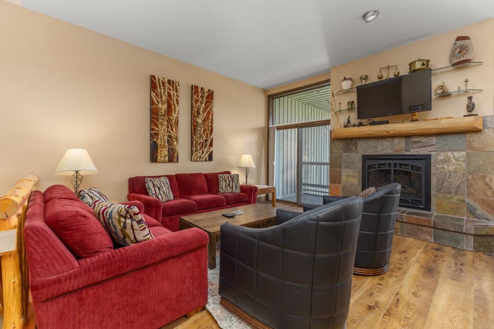 Great Rates! - Pool and Hot Tub, Short Walk to Slopes, Private Washer & Dryer House in Steamboat Springs