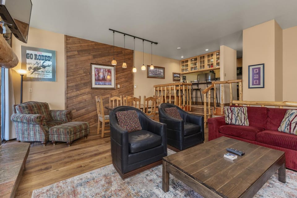Great Rates! - Pool and Hot Tub, Short Walk to Slopes, Private Washer & Dryer House in Steamboat Springs