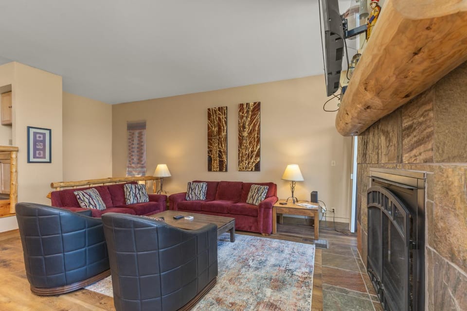Great Rates! - Pool and Hot Tub, Short Walk to Slopes, Private Washer & Dryer House in Steamboat Springs