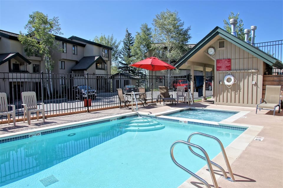 Walk to Slopes, Heated Pool & Hot Tub, Ground Level Unit House in Steamboat Springs