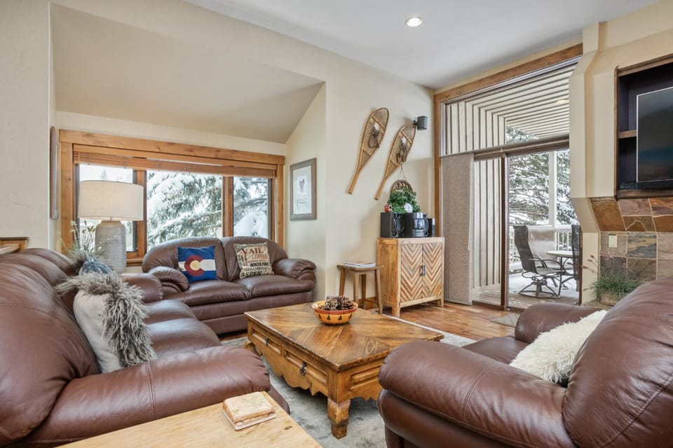 Walk to Slopes, Heated Pool & Hot Tub, Ground Level Unit House in Steamboat Springs