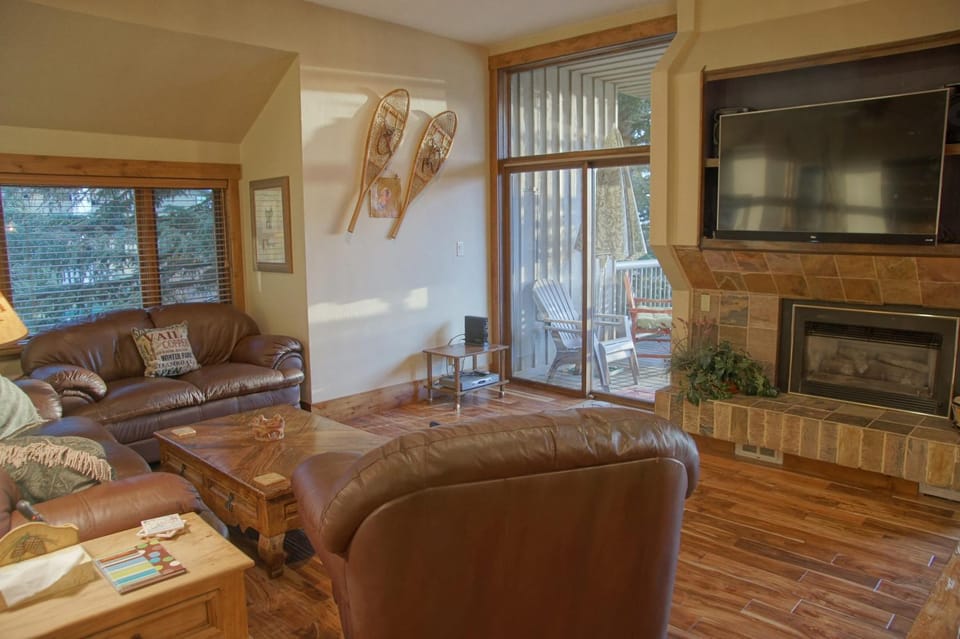 Heated Pool & Hot Tub, Walk to Ski Slopes, Ground Level Unit House in Steamboat Springs