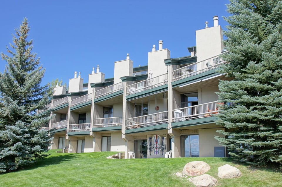 Heated Pool & Hot Tub, Walk to Ski Slopes, Ground Level Unit House in Steamboat Springs