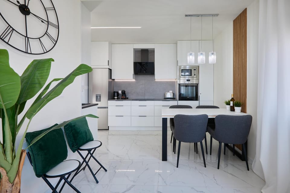 Kitchen or kitchenette, Dining area, oven