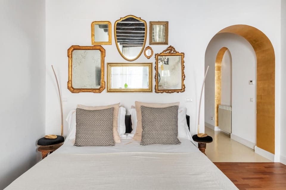 Photo of the whole room, Bedroom