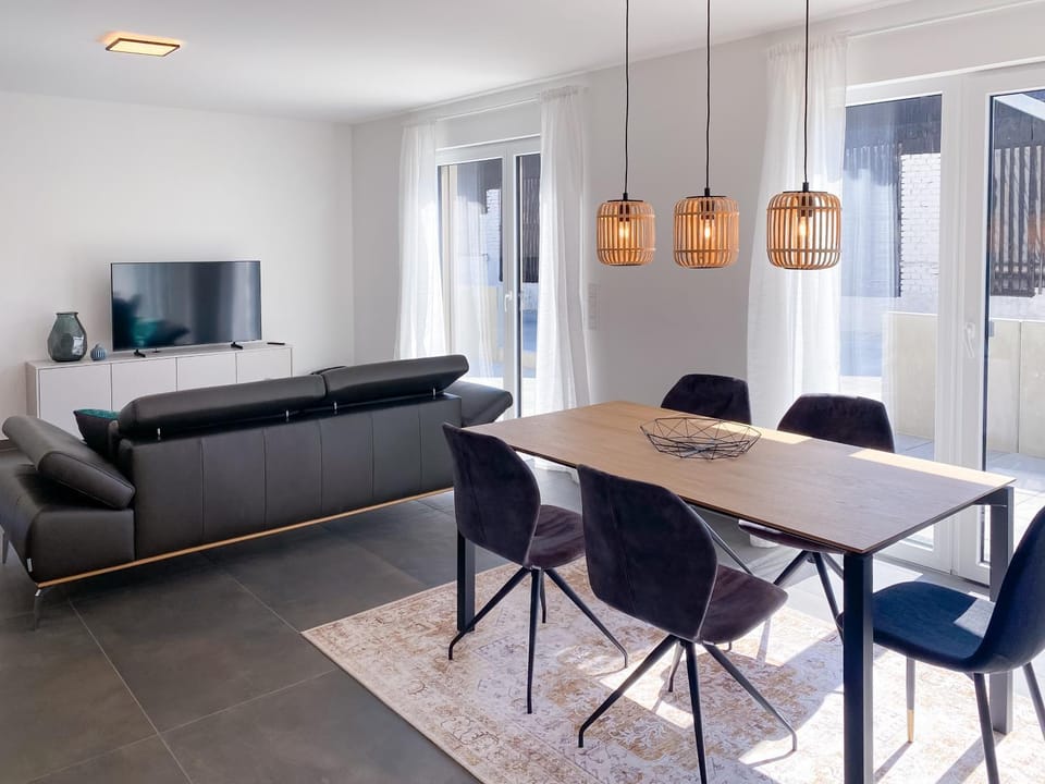 TV and multimedia, Living room, Seating area, Dining area