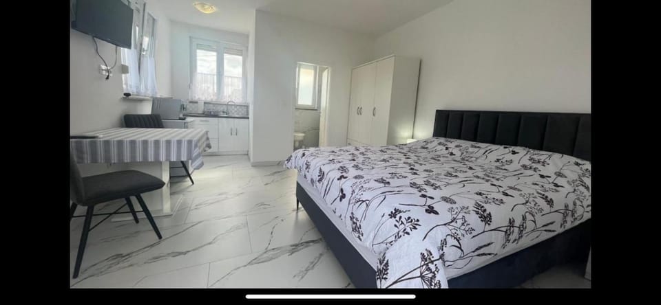 Bed, TV and multimedia, Kitchen or kitchenette, Photo of the whole room, Dining area, Bedroom